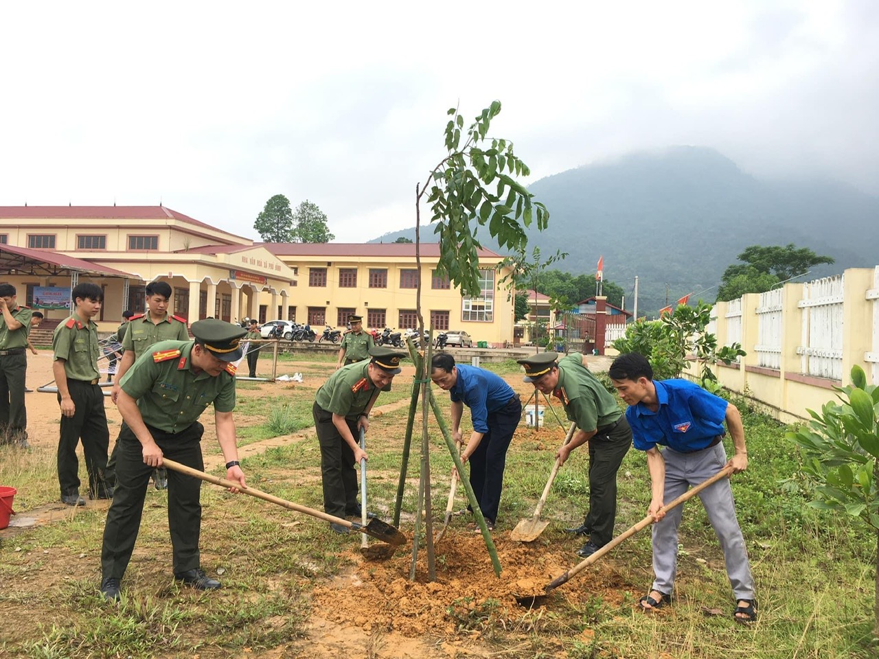Hình ảnh phối hợp với Học viên CAND trồng cây tại sân vận động xã